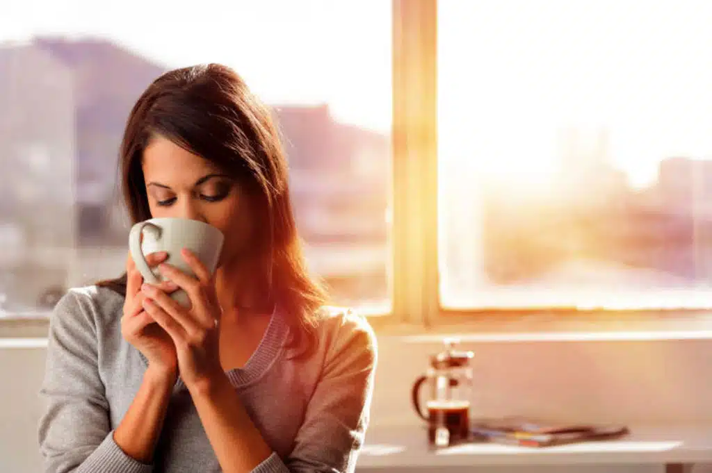 Prendre une tasse de café